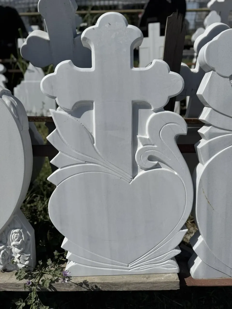 eMonumente EM 037 cruce funerara marmura
