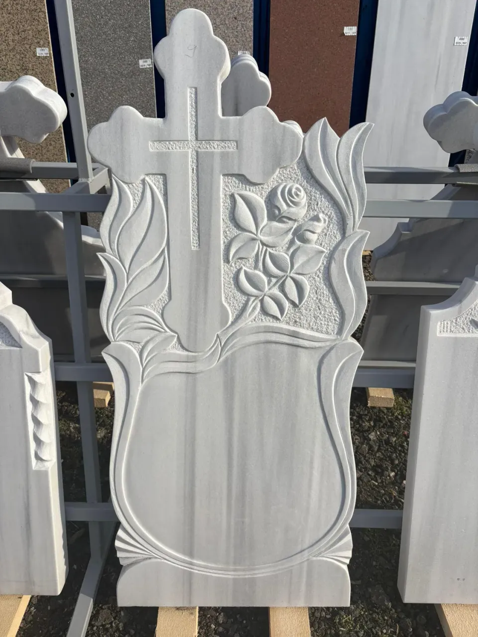 MARMURA GRANIT MA15 cruce funerara marmura alba cu vaze
