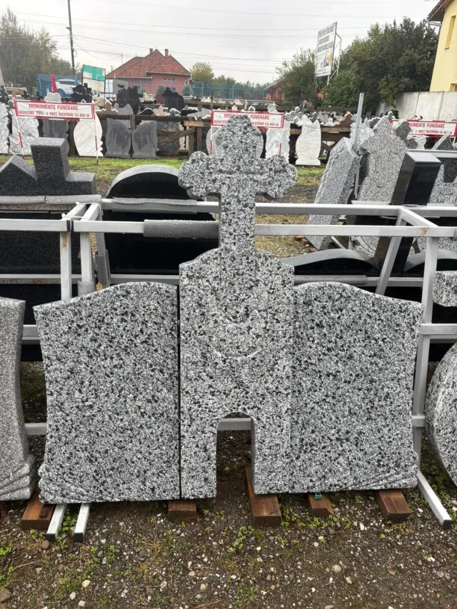 Marmura Granit GG27 cruce granit gri cu postament