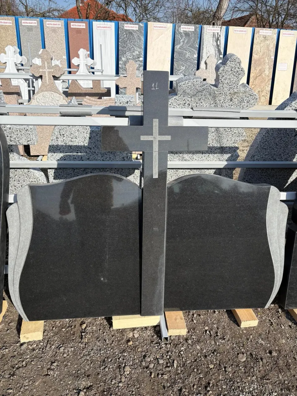 Cruce funerara granit negru GN1 tripla cu postament