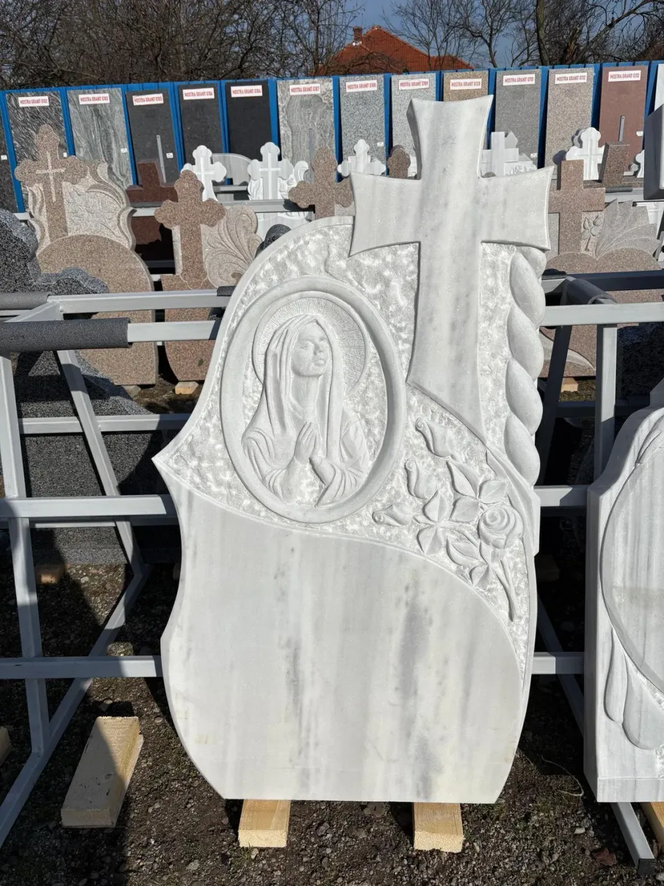 MARMURA GRANIT MA11 cruce funerara marmura alba cu vaze