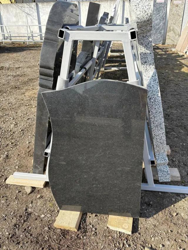Marmura Granit GN3 cruce granit negru cu postament