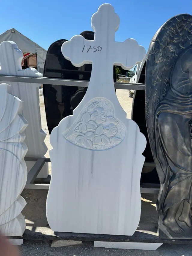 eMonumente EM 059 cruce de marmură cu trandafiri