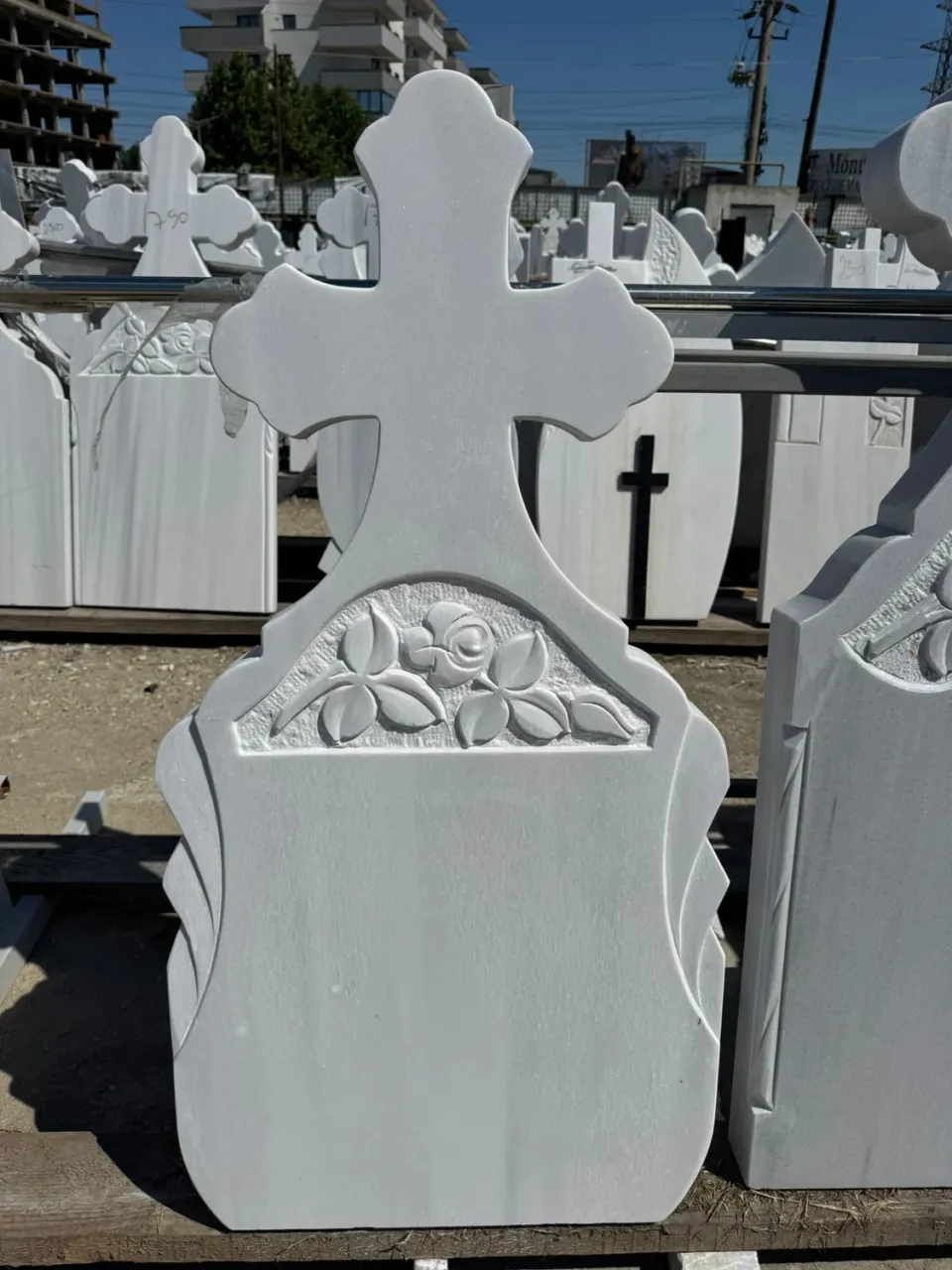 eMonumente EM 055 cruce funerara marmura trandafiri
