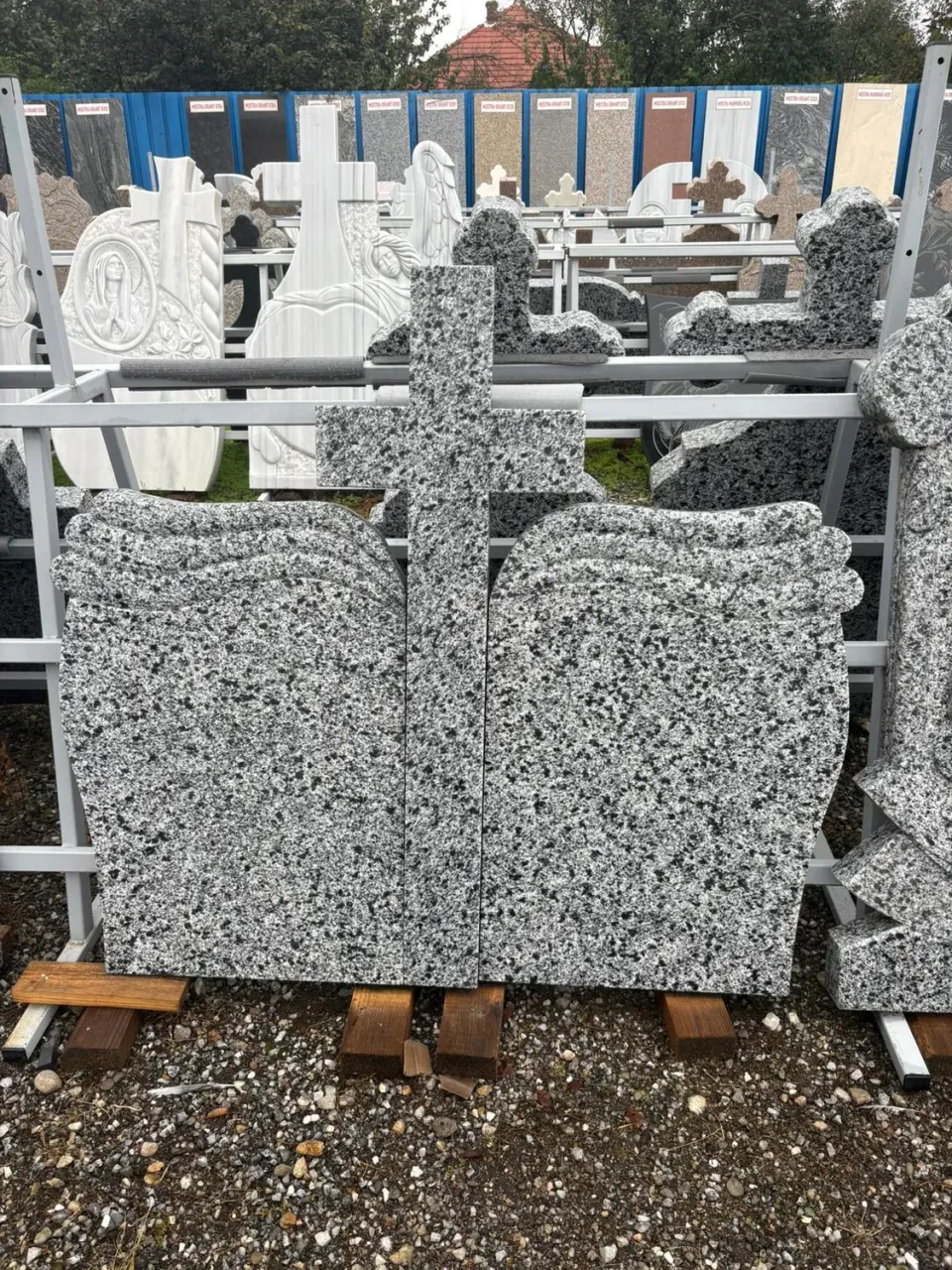 Marmura Granit GG26 cruce granit gri cu postament