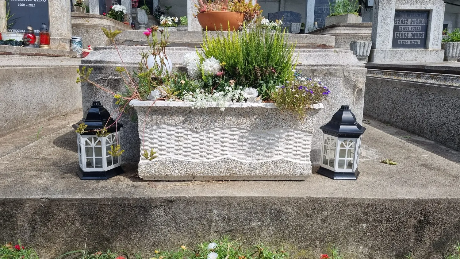 Lemeta Comexim felinar funerar alb-negru cu geamuri