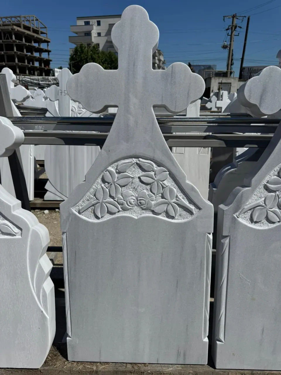 eMonumente EM 056 cruce marmură cu trandafiri
