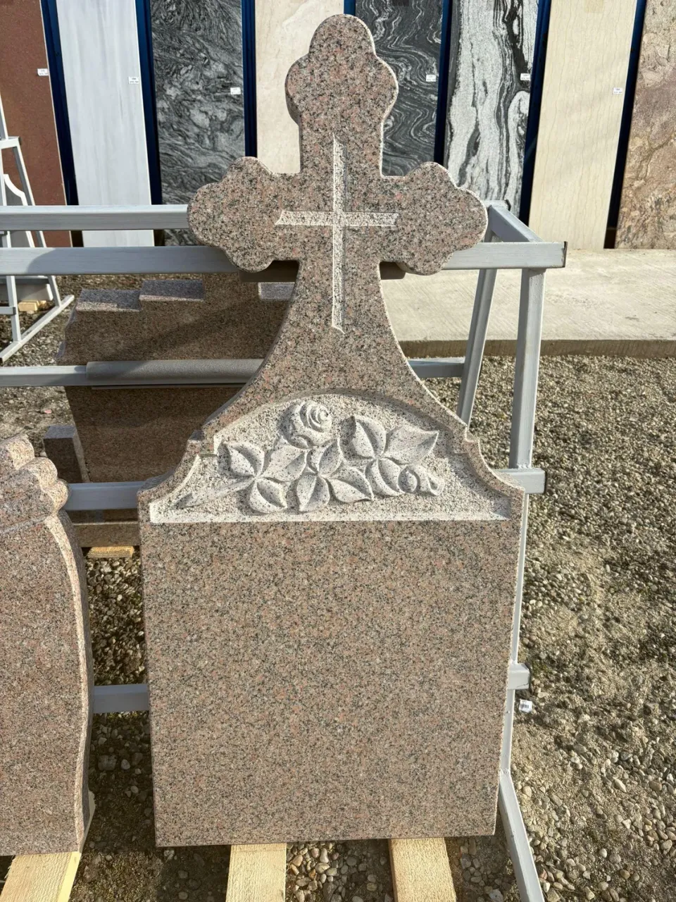 Marmura Granit GR10 Cruce Funerara Granit Rosu cu Vaze