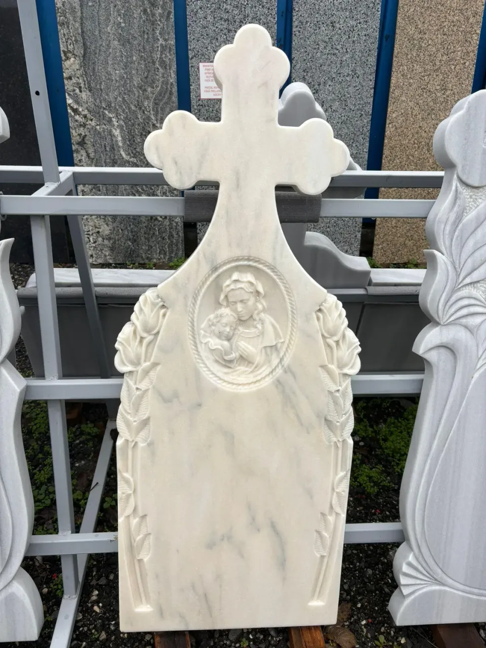 Marmura Granit MA18 cruce marmura alba cu postament