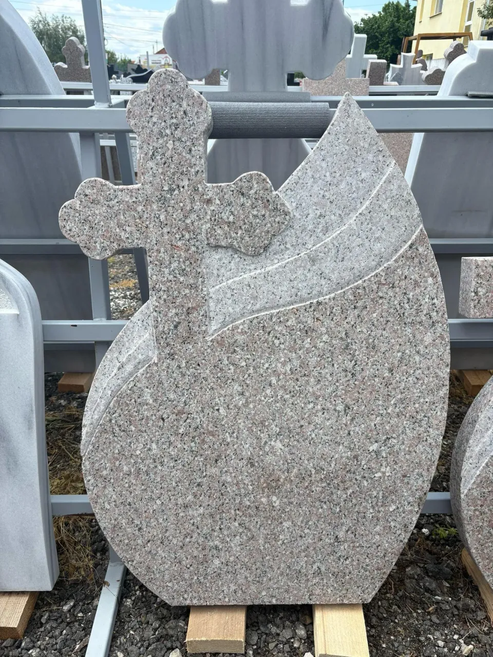 MARMURA GRANIT GR14 cruce funerara granit rosu cu postament